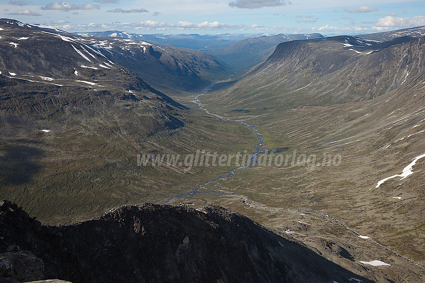 På vei ned nordryggen fra Store Urdadalstinden (2116 moh) med Visdalen i bakgrunnen.