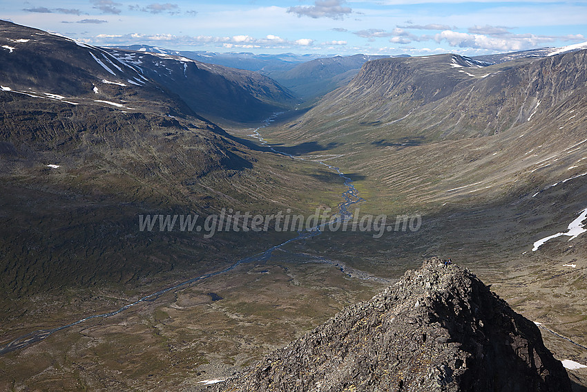 På vei ned nordryggen fra Store Urdadalstinden (2116 moh) med Visdalen i bakgrunnen.