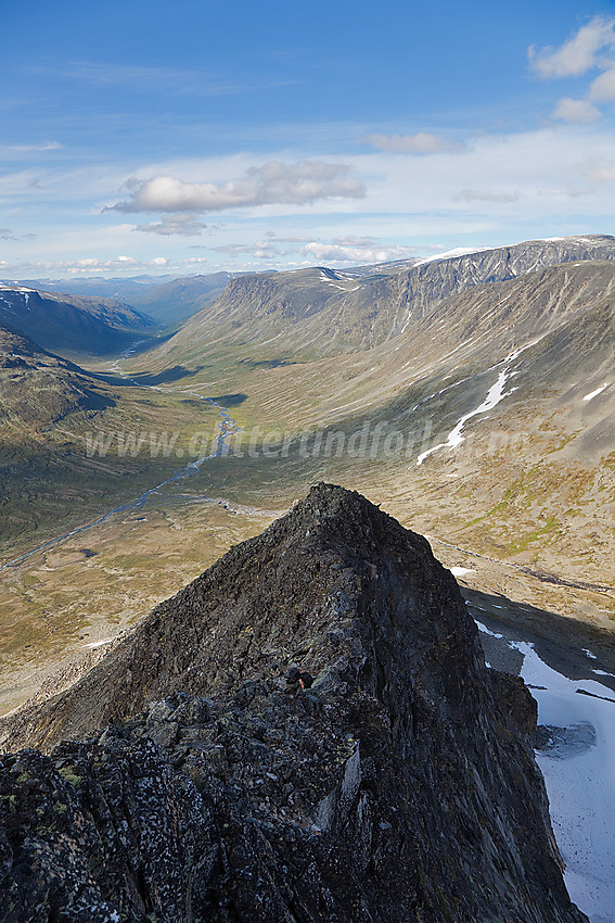 På vei ned nordryggen fra Store Urdadalstinden (2116 moh) med Visdalen i bakgrunnen.