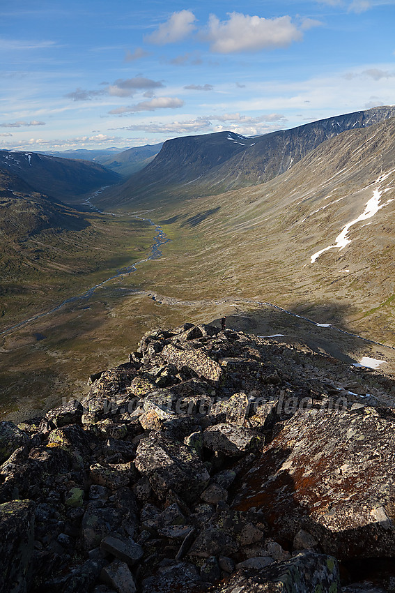 På vei ned nordryggen fra Store Urdadalstinden (2116 moh) med Visdalen i bakgrunnen.