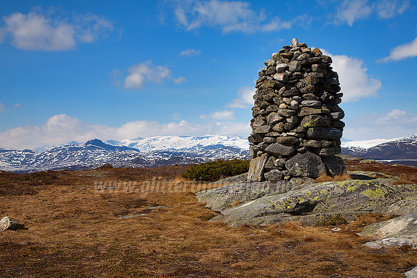 Varden på Javnberget (1097 moh). Flott utsikt mot Jotunhiemen og Bitihorn.