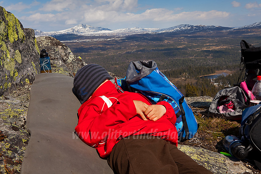 Det er deilig å hvile litt. Her på toppen av Javnberget i Øystre Slidre.