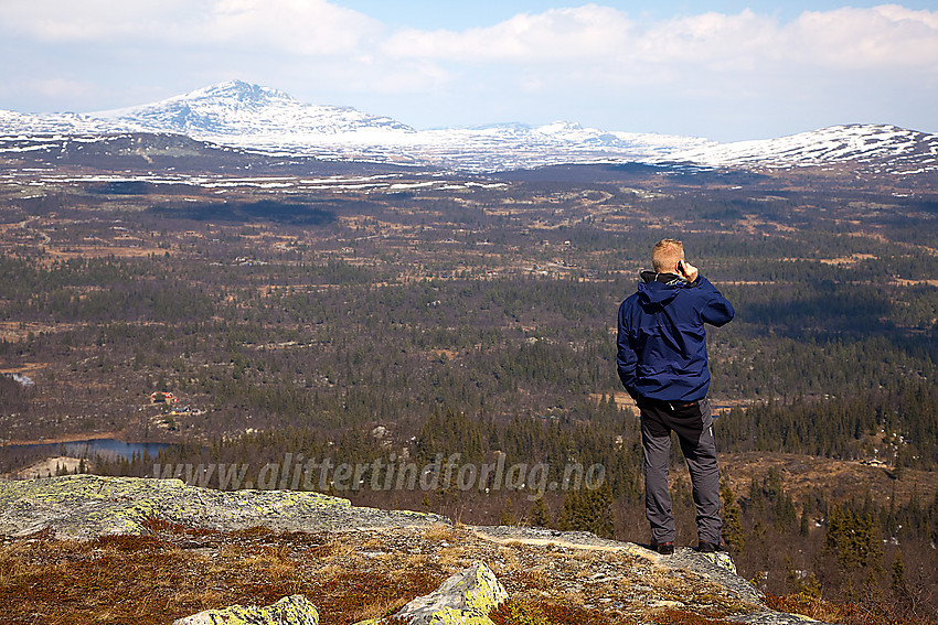 Mobiltelefoni i fjellet. Her på Javnberget i Øystre Slidre med Skaget i bakgrunnen.