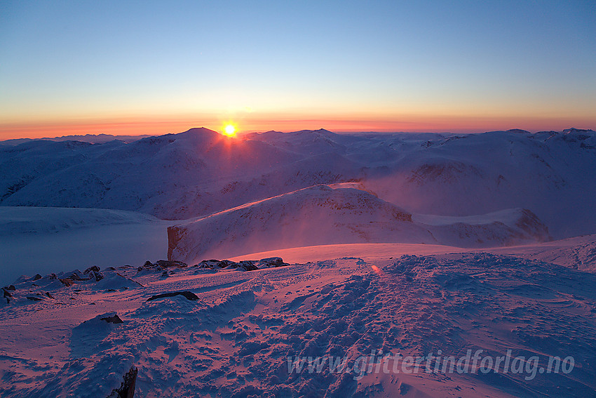 Soloppgan en iskald vintermorgen fra Galdhøpiggen. Legg merke til snøføyka som står ut fra Keilhaus Topp.