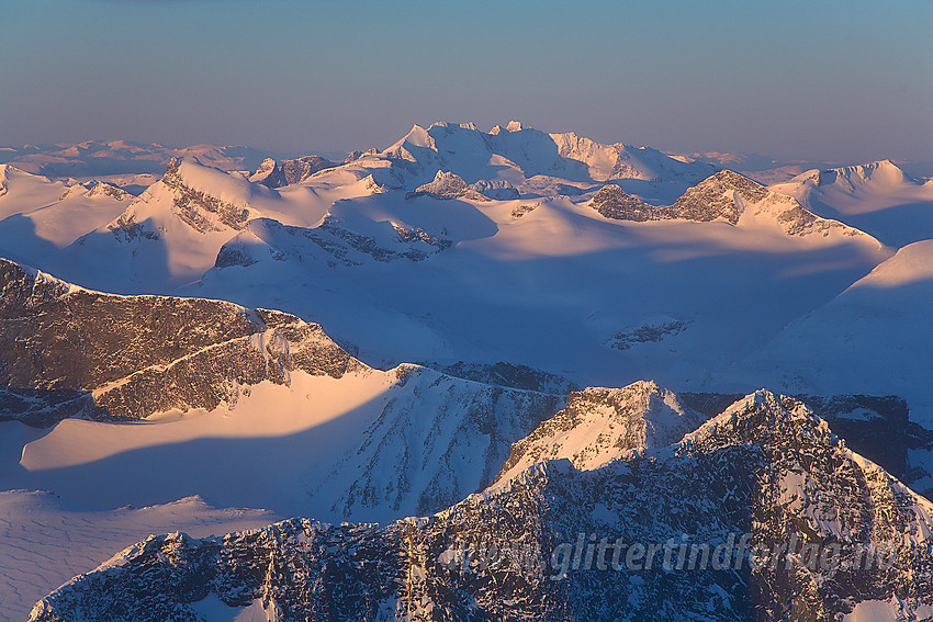 Fra Galdhøpiggen en klar og kald vintermorgen med Storjuvtinden (2344 moh) i forgrunnen. I bakgrunnen bl.a. Storbrean, Smørstabbtindane og Hurrungane.