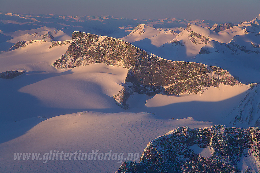 Utsikt fra Galdhøpiggen en vintermorgen mot Bukkehøe (2314 moh). I bakgrunnen ses bl.a. Storebjørn (2222 moh).