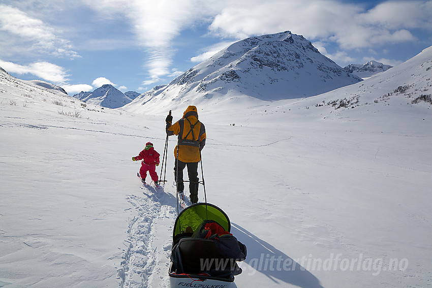 Skiløping i Visdalen med Styggehøe (2213 moh) som dominerende fjell i bakgrunnen.