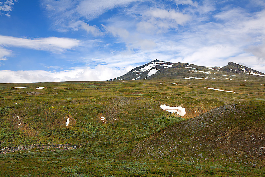 På tur oppover langs Veogjelet. Hindnubban i bakgrunnen.