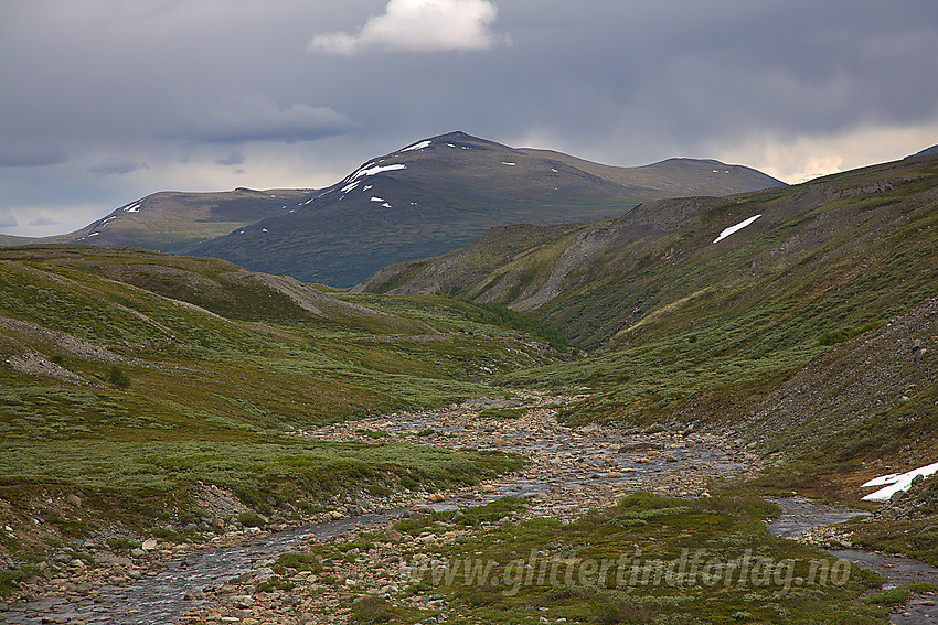 Utsikt nedover mot Veogjelet med Sjugurdsjøpiggen (1634 moh) i bakgrunnen.