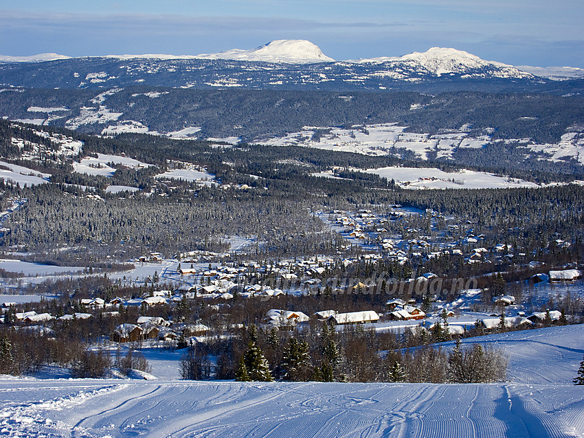 Utsikt fra Saukollen (toppen av skitrekket) mot noen av hyttefeltene på Vaset. I bakgrunnen ses Rundemellen og Skarvemellen.