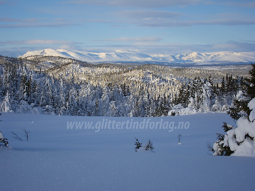 Utsikt fra høydedrag ved Søre Fjellstølen i retning Jotunheimen.