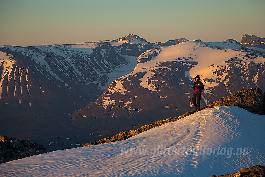 På toppen av Hesthøe en midtsomemrsmorgen med utsikt sørover mot Jotunheimen med Galdhøpiggen som høyeste topp.