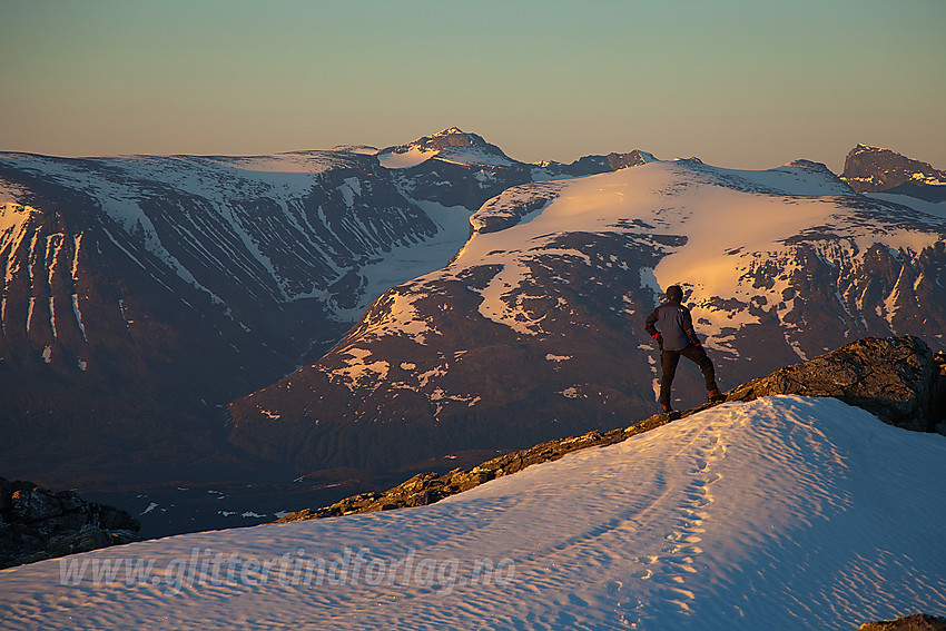 På toppen av Hesthøe en midtsomemrsmorgen med utsikt sørover mot Jotunheimen med Galdhøpiggen som høyeste topp.