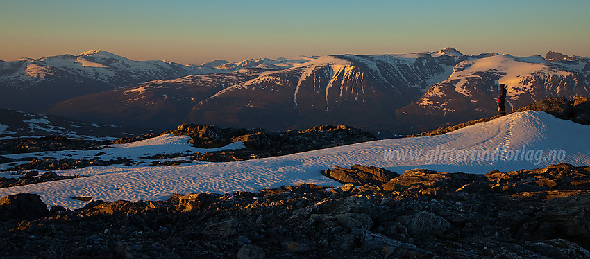 På toppen av Hesthøe en midtsomemrsmorgen med utsikt sørover mot Jotunheimen med Glittertinden og Galdhøpiggen som høyeste topper.