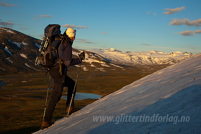 På vei opp fra Veodalen mot Trollsteinkvelven en sommermorgen med utsikt oppover dalen.