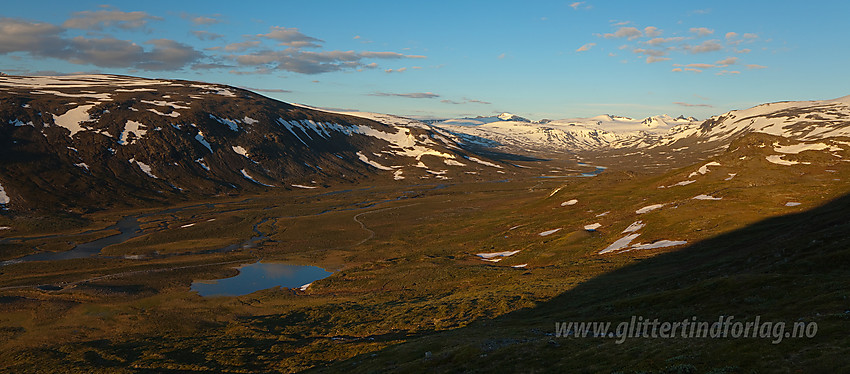 Morgenstemning i lia over Veodalen med utsikt oppover dalen med tindelandet rundt Styggehøbrean.