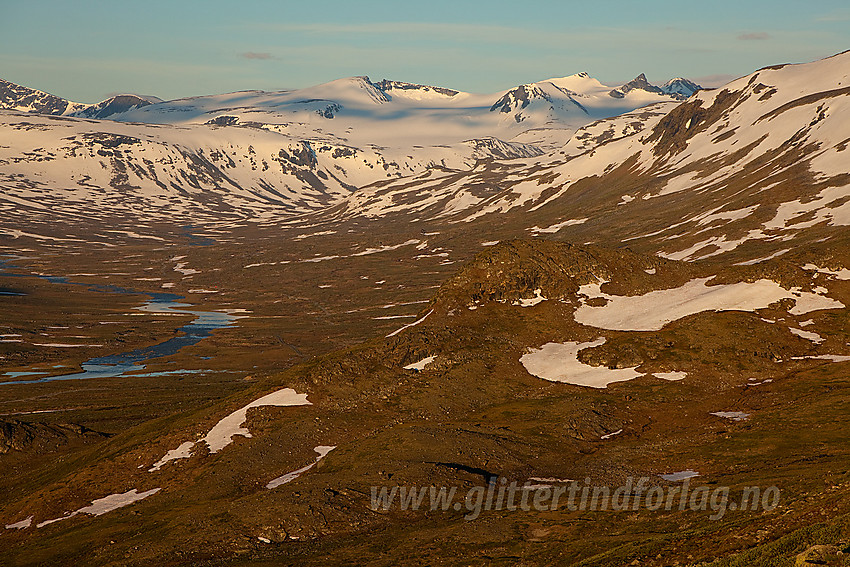 Fra dalbrekket inn mot Trollsteinkvelven med utsikt oppover Veodalen i retning tindeeventyret.