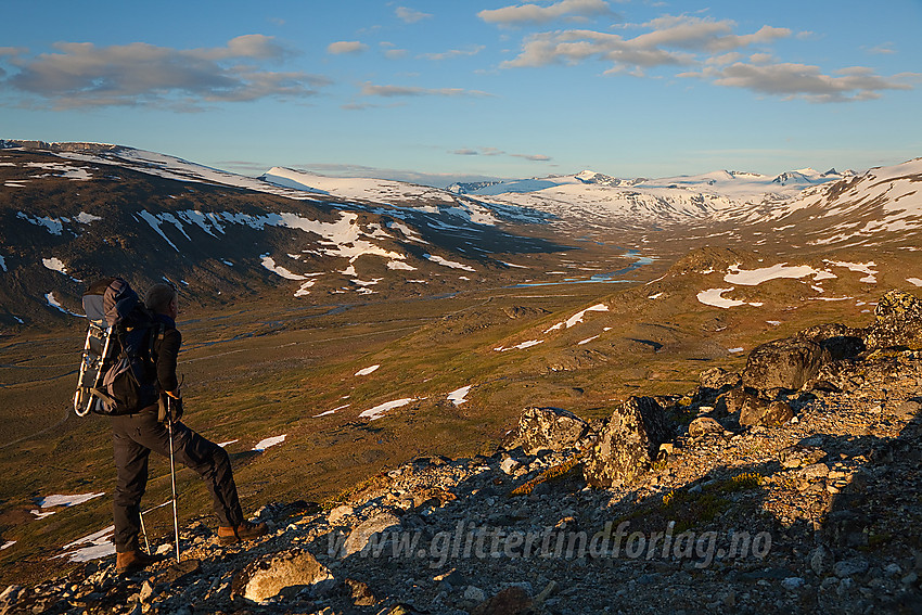 På et høydedrag nord for Veodalen med utsikt oppover dalen mot den forlokkende og snødekte tindeverdenen.