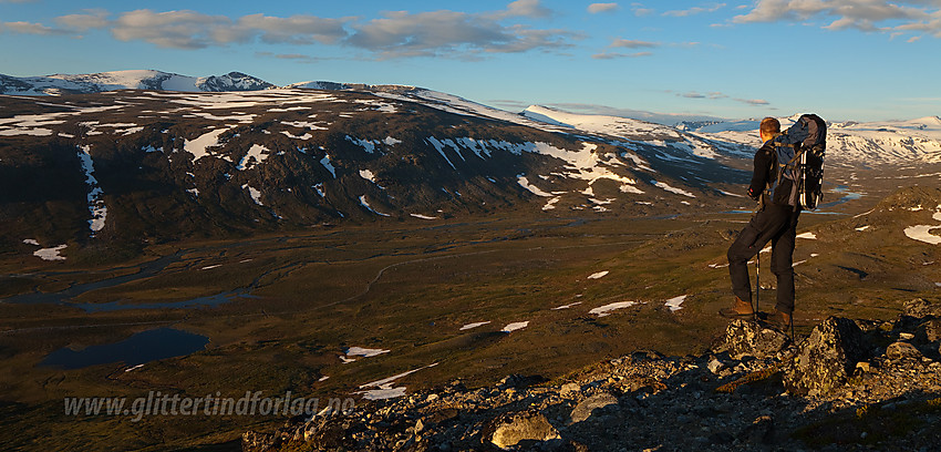 På et høydedrag over Veodalen med utsikt mot denne og Nautgardstindane som troner i bakgrunnen.