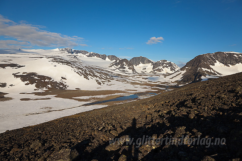 På vei innover fjellryggen nord for Trollsteinkvelven med utsikt inn i denne og tindene som omgir den.