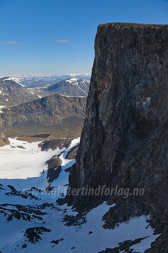 I skaret mellom Austre og Store Trollsteinhøe mot den fryktinngytende nordveggen på sistnevnte (2091 moh). Litt lenger bak ses bl.a. Finnshalspiggen (1800 moh).