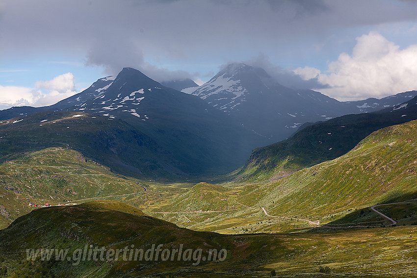 Fra Berdalsfjellet ned mot Helgedalen og Turtagrø. Steindalsnosi og Fannaråken i bakgrunnen.