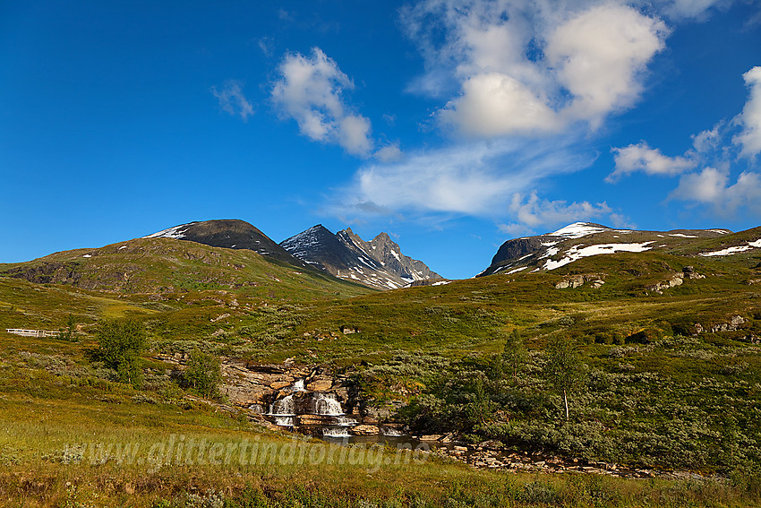 Ved broa like bortenfor Turtagrø i retning Berdalsfjellet med Skagastølstindane i bakgrunnen.