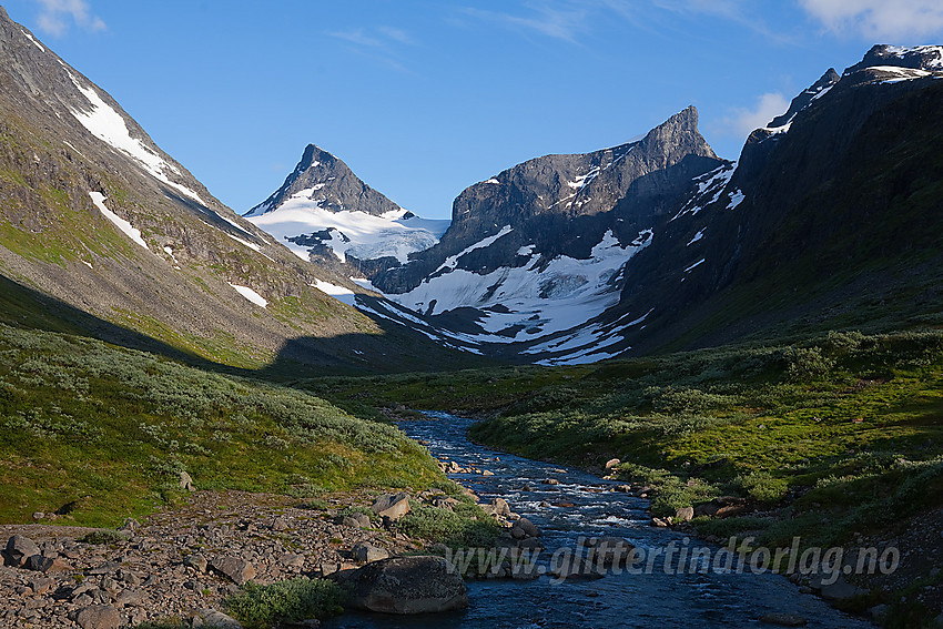 Sommerkveld ytterst i Ringsdalen mot Midtre og Store Ringstinden.