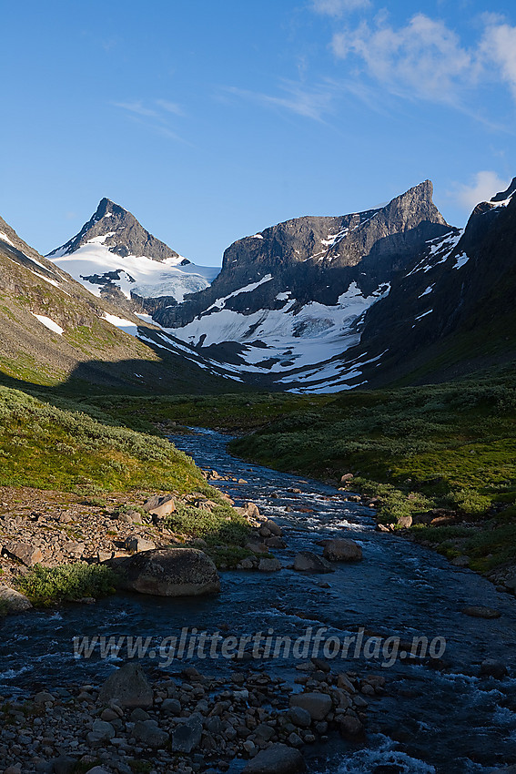 Sommerkveld ytterst i Ringsdalen mot Midtre og Store Ringstinden.