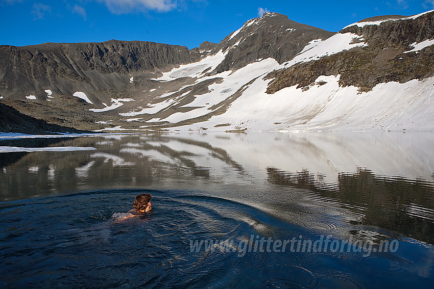 Ved Soleibotnvatnet mot Lauvnostinden (ca. 1970 moh), Nørdre Soleibotntinden (ca. 2030 moh) og Store Soleibotntinden (2083 moh).