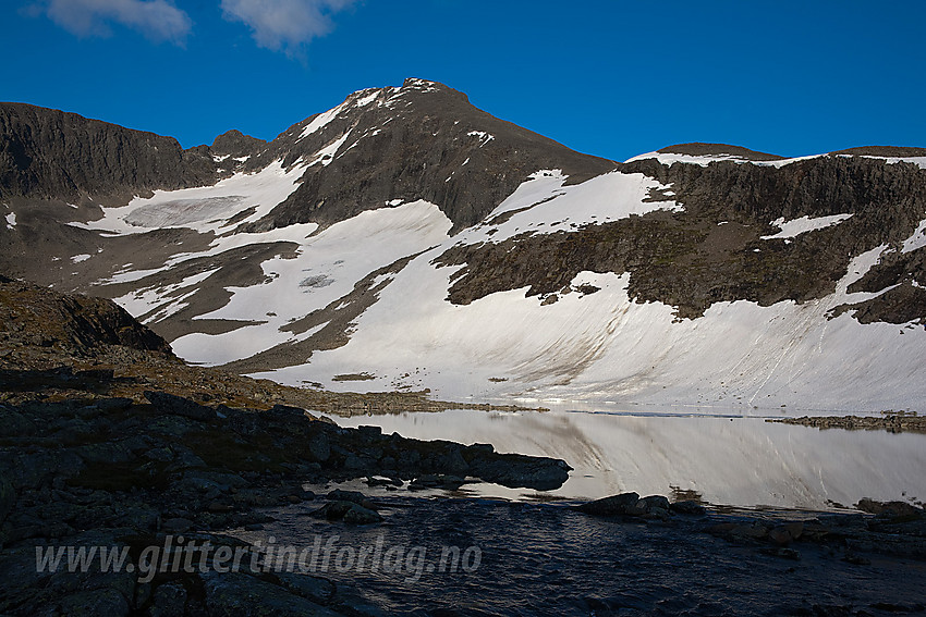 Ved utløpet av Soleibotnvatnet med Store Soleibotntinden (2083 moh) i bakgrunnen.