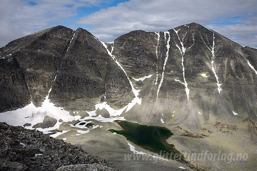 Fra nordøstryggen på Storronden mot Storbotnen med Vinjeronden (2044 moh) og Rondslottet (2178 moh) på andre siden. Typisk goldt, steinete, likevel fascinerende Rondaneterreng.