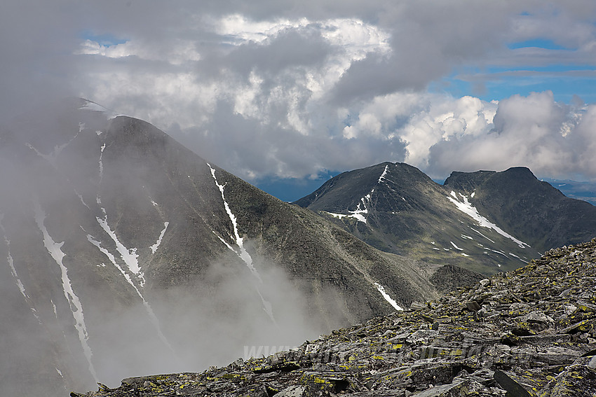 Oppunder Storronden på dennes nordøstrygg mot Rondslottet og Midtrondane.