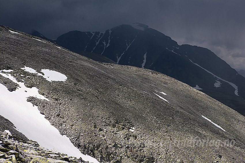 Fra Rondvasshøgde mot Rondslottet (2178 moh) idet en tordenbyge kommer drivende inn fra vest.