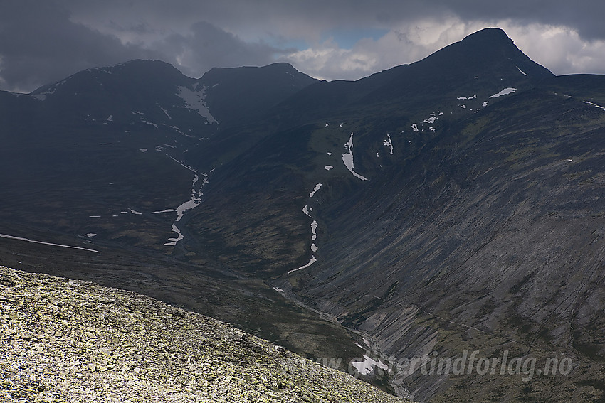 Fra Rondvasshøgde mot Langglupdalen, Midtrondane og Høgronden (til høyre).