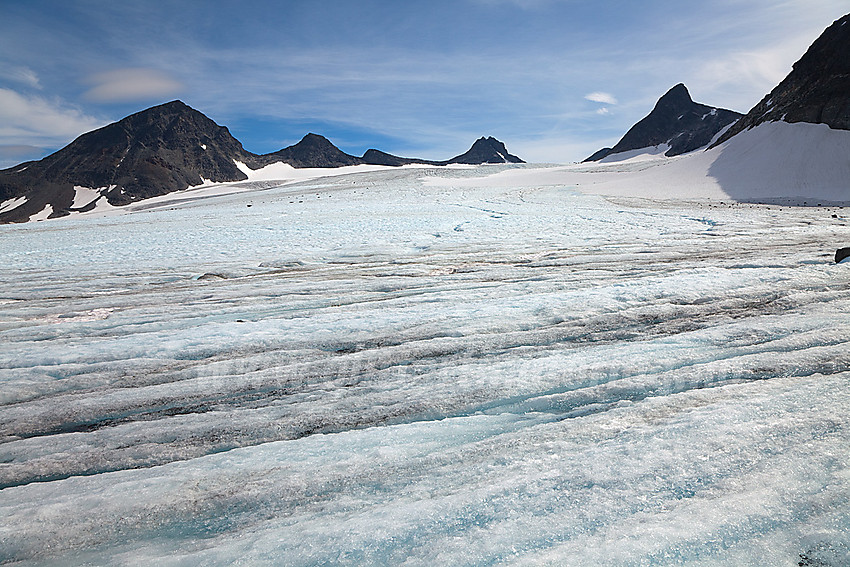 Nede på Leirbrean mot Smørstabbtindane som omkranser breen. F.v: Store Smørstabbtinden, Kniven, Sauen, Sokse og Skeie.