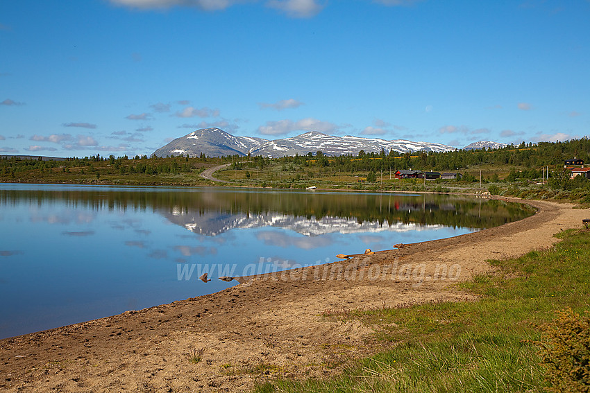 Sommermorgen ved den flotte stranda ved Reinsennvatnet i Vestre Slidre.