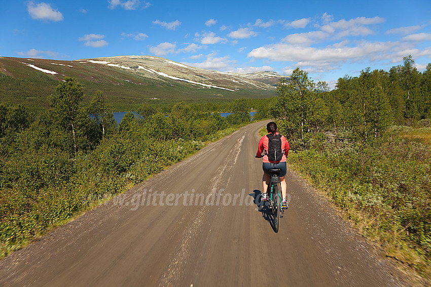 På vei langs Svenskefjorden med Gråkampen /  Bukonefjellet i bakgrunnen.