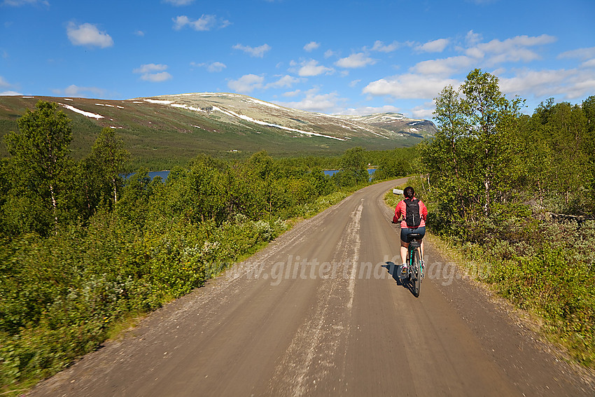 På vei langs Svenskefjorden med Gråkampen /  Bukonefjellet i bakgrunnen.