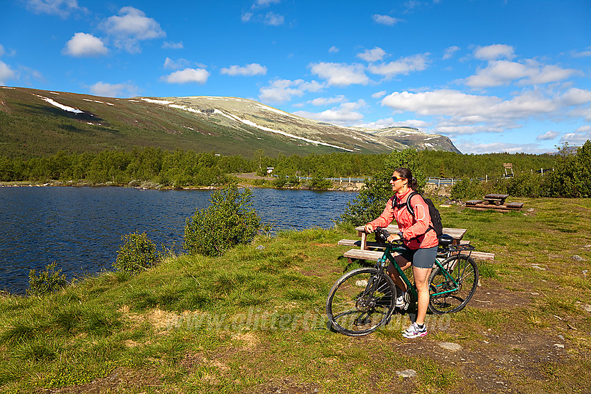 Flott rasteplass innerst i Svenskefjorden, litte nedenfor Jaslangen, med Gråkampen i bakgrunnen.