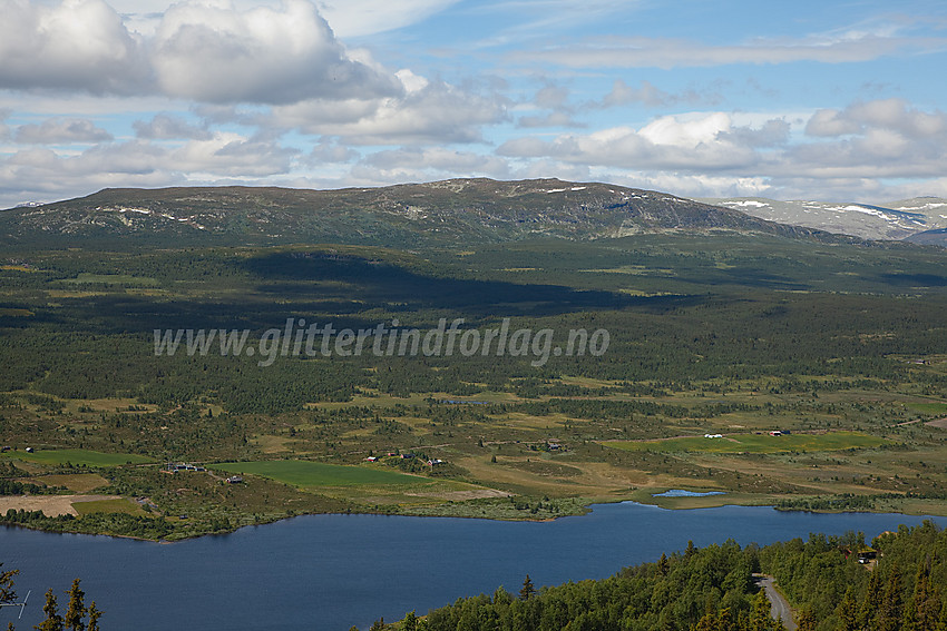 I lia opp mot Ålfjell med utsikt over Vasetvatnet mot Grønsennknipa (1368 moh).