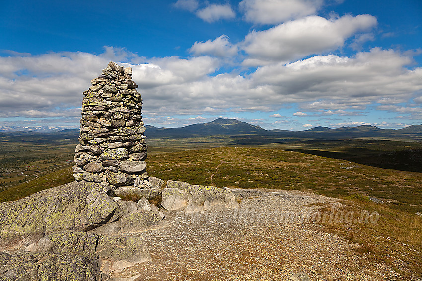 På toppen av Synhaugen (1085 moh) med utsikt i retning Skaget (1686 moh).