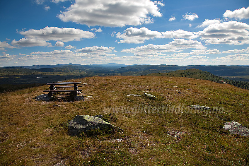 Benk og bord for en behagelig rast til flott utsikt på toppen av Synhaugen.