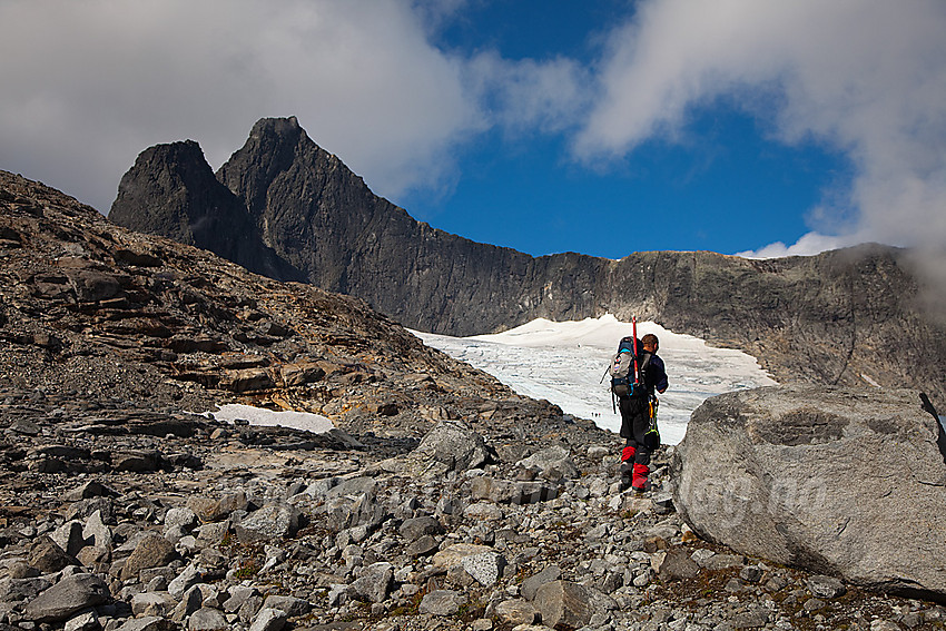 På vei inn mot Falkbreen med Falkungen, Falketind (2067 moh) og Falkbreen i bakgrunnen.