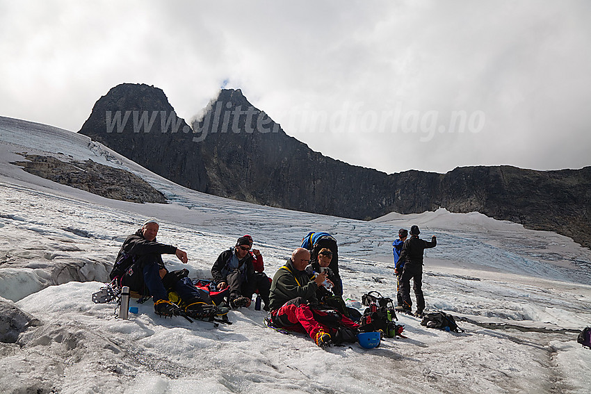 Pause under brekurs på Falkbreen. Falketind (2067 moh) i bakgrunnen.