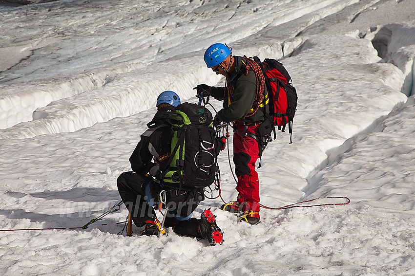 Sprekkredning under brekurs på Falkbreen.