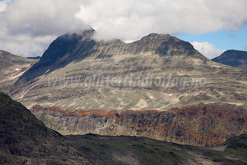 Fra Falkbreen med utsikt mot Uranostinden (2157 moh). Legg merke til den tydelige stripen med rødt fjell. Dette er et flott hyllegalleri å gå på langs foten av fjellet.