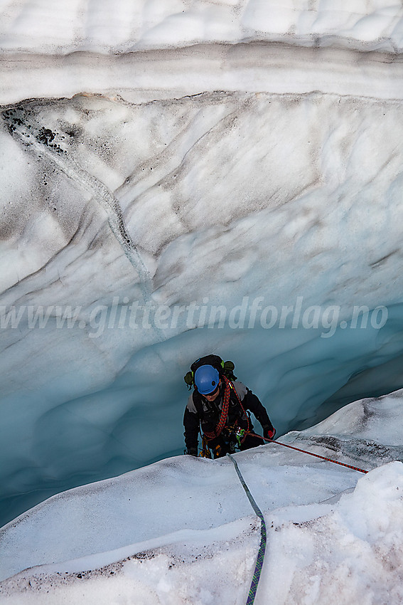 Sprekkredning under brekurs på Falkbreen.