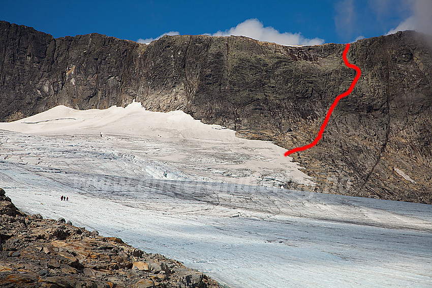 Relativt nøyaktig inntegning av pionérruta fra Falkbreen og opp på bandet nord for Falketind.