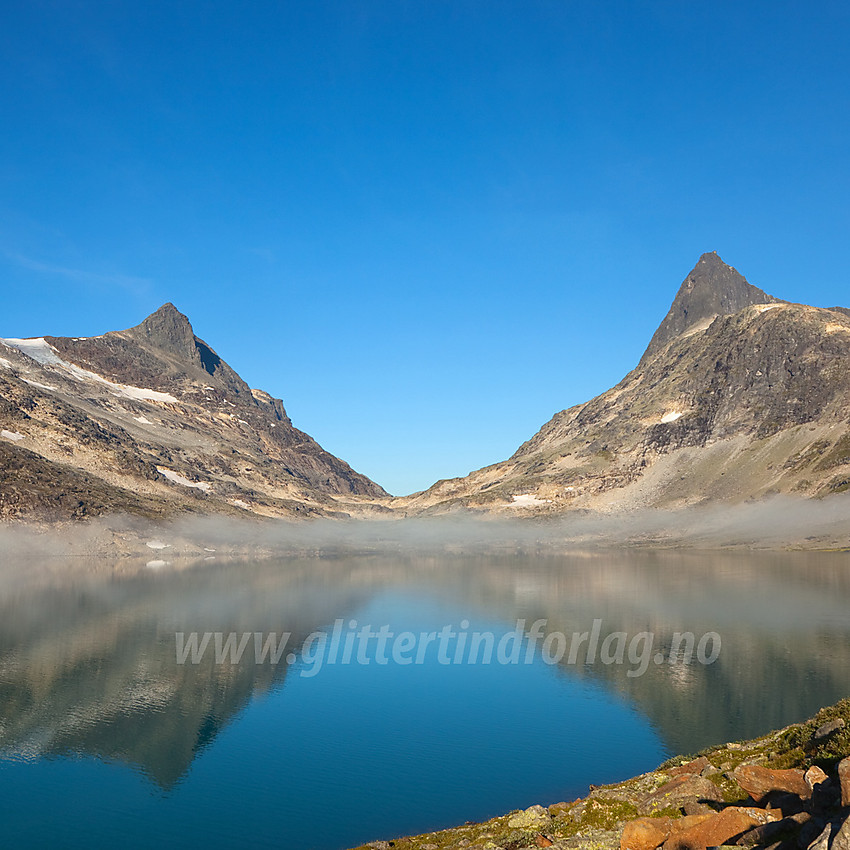 Morgenstemning ved Koldedalsvatnet med Hjelledalstinden (1989 moh) til venstre og Falketind (2067 moh) til høyre.